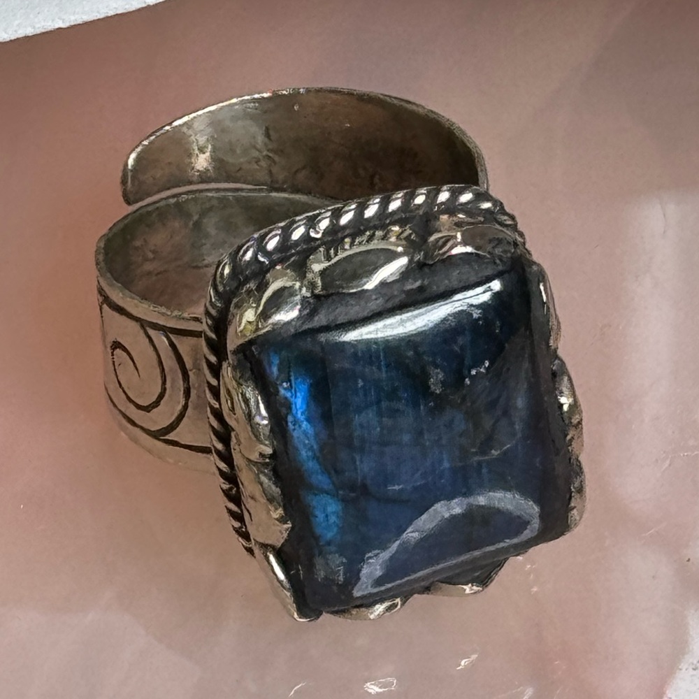 Labradorite adjustable ring or scarf slide. Handcarved. Cowgirl
Core style - Picture 14 of 14